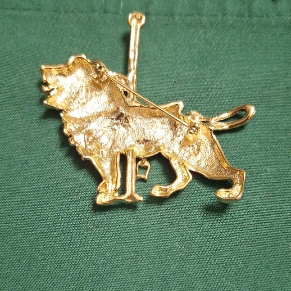 Elegant Gold and Black Lion Brooch with Green Details - Picture 3 of 5